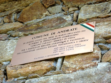 Targa commemorativa al distaccamento Caralli ad Andrate, dedicata ai partigiani della resistenza.