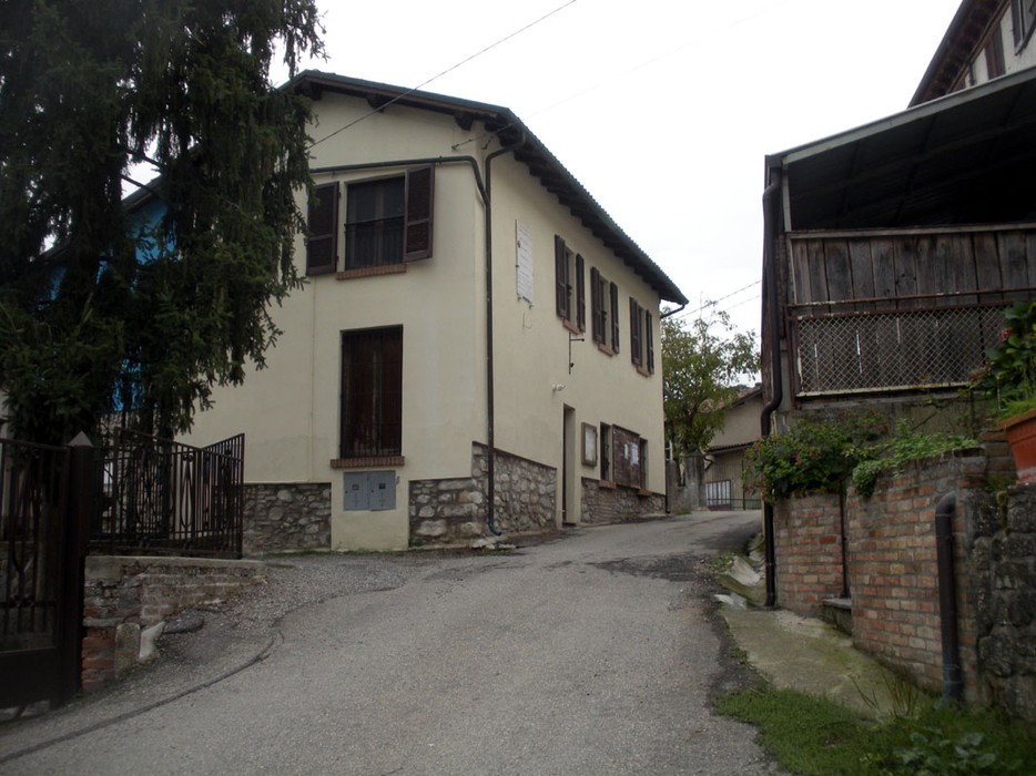Lapide commemorativa dedicata ai caduti della Brigata "Staffora" in un contesto rurale.