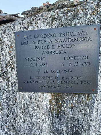 Cippo commemorativo in pietra dedicato a Virgino e Lorenzo, vittime della violenza nazifascista.