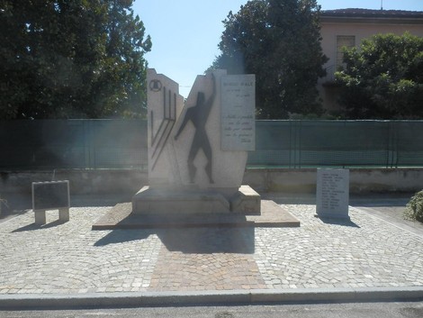 Monumento commemorativo alle vittime del bombardamento, simbolo di memoria e resistenza.