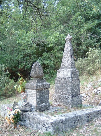 Monumento del Ponte di Riotorto, un memoriale immerso nella natura, simbolo di memoria storica locale.