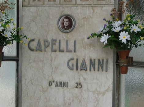 Sacrario ai caduti partigiani, con fiori e targa commemorativa dedicata a Gianni Capelli.