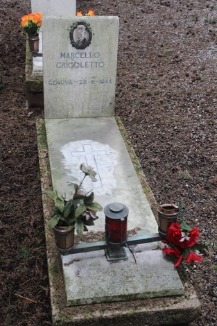 Tombe dei caduti per la Libertà, con epitaffio e decorazioni floreali in onore dei defunti.