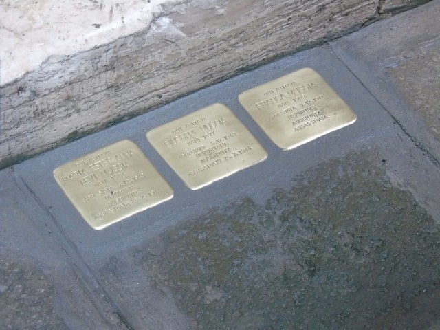 Pietre d'inciampo dedicate alla famiglia Muggia - Levi, installate nel pavimento per ricordare la loro storia.