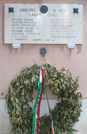Lapidi commemorative ai caduti di Oregina, con una corona di alloro e nastri tricolori.