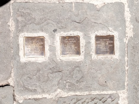 Pietre d'inciampo dedicate alla famiglia Nissim - Sadun in un contesto urbano.