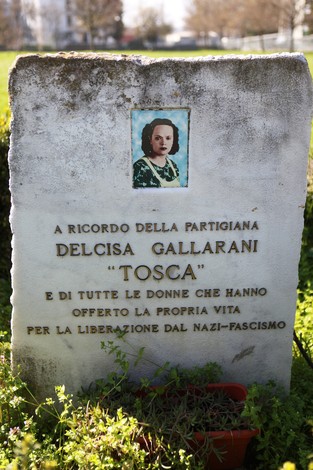 Cippo commemorativo per Delcisa Gallarani, partigiana, con dedica alle donne che hanno lottato contro il nazifascismo.