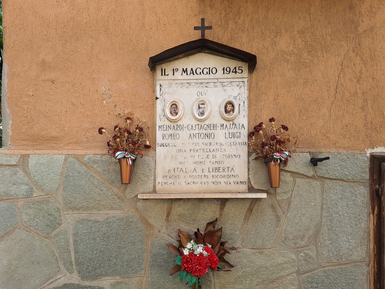 Lapide a Meinardi, Castagneri e Massaia, Comune di Robassomero (TO), foto 1