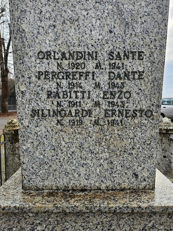 Monumento ai caduti di Fogliano, dedicato ai soldati nel conflitto, con nomi incisi su pietra.