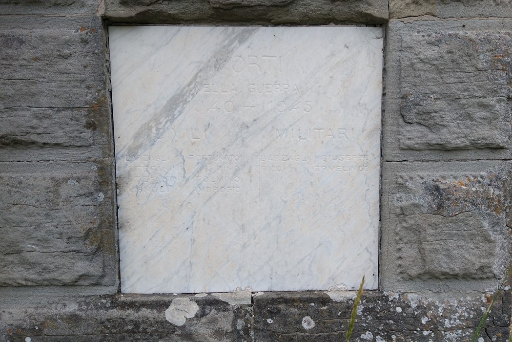 Monumento commemorativo ai caduti di Tirli, dedicato ai soldati della Prima Guerra Mondiale.