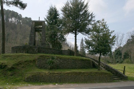 Monumento ai caduti di Montemagno, circondato da verde e natura, in memoria dei sacrifici per la patria.