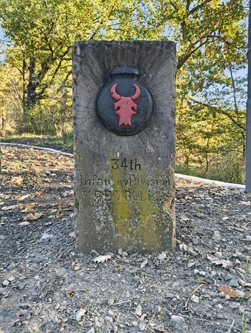 Monumento dedicato alla 34ª Divisione "Red Bull" situato in un ambiente naturale.