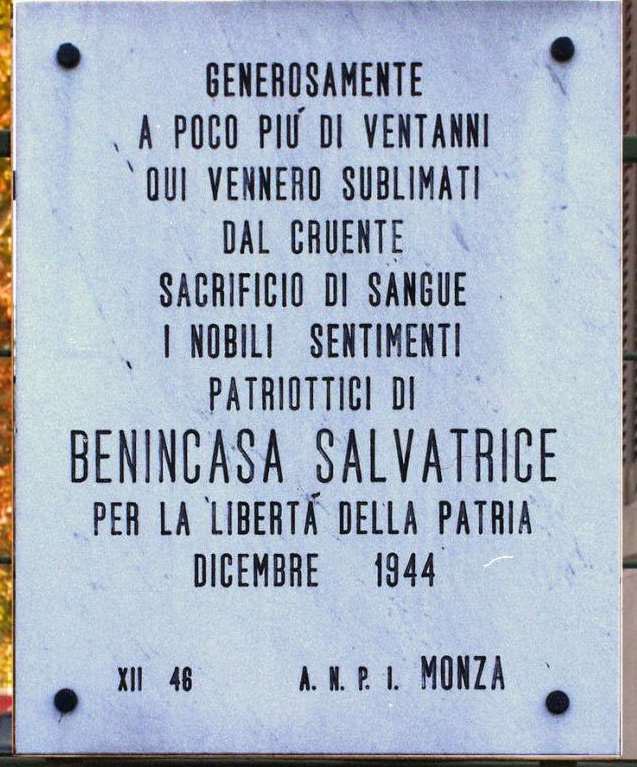 Lapide commemorativa dedicata a Benincasa, onore ai patrioti caduti per la libertà della Patria nel dicembre 1944.