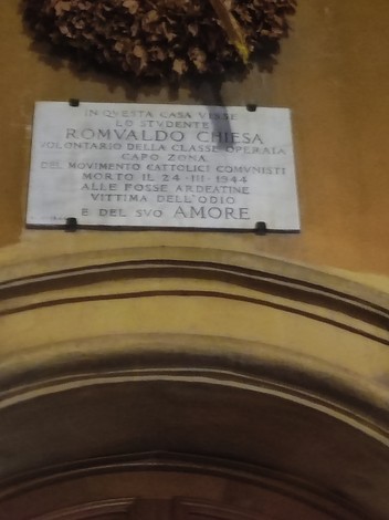 Lapide commemorativa dedicata a Romualdo Chiesa, studente e volontario, assassinato nel 1944.