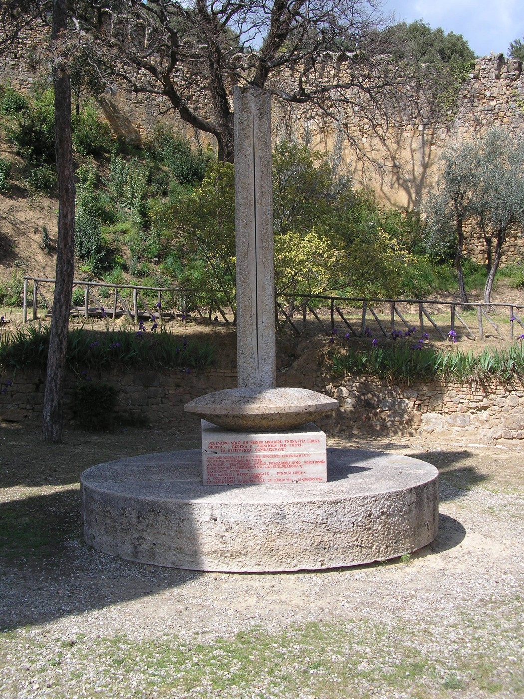 Monumento ai caduti della Resistenza, simbolo di memoria e onore per coloro che hanno lottato per la libertà.