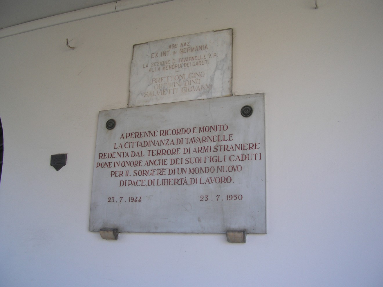 Lapide commemorativa ai caduti di Tavarone, in onore delle vittime di guerra e della ricerca di libertà.
