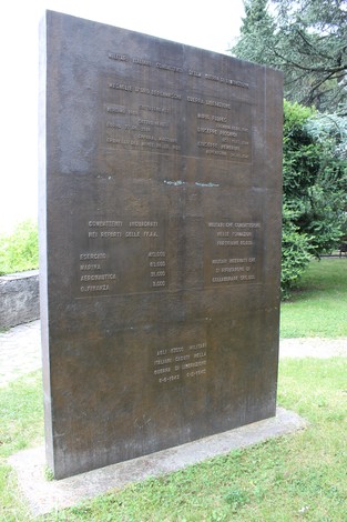 Monumento alla Brigata Legnano, commemorativo della guerra di Liberazione, in un ambiente verde e tranquillo.