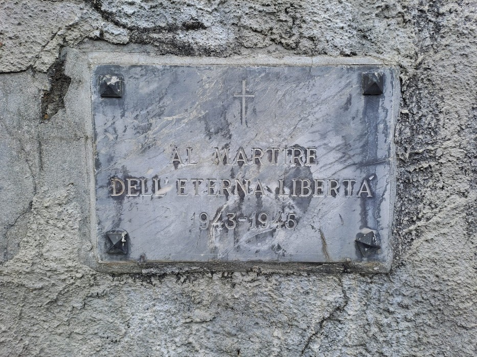 Lapide commemorativa in ricordo dei martiri della libertà, situata a Rech, Armas e Cherif.