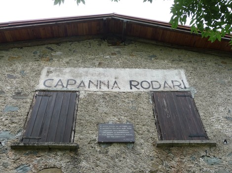 Lapide commemorativa dedicata alla 53a brigata Garibaldi su una struttura di montagna.