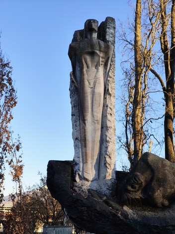 Monumento ai caduti della Liberazione, caratterizzato da una scultura maestosa e un ambiente sereno.