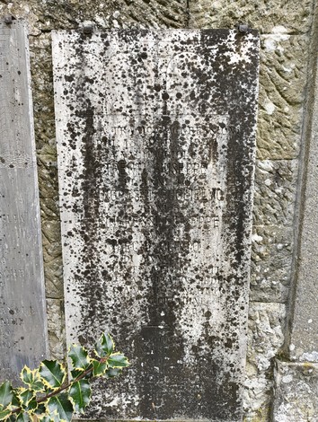 Sepolcri delle vittime di Giuncheto, monumento commemorativo con segnali di usura e solenne ricordo.