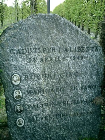 Cippo commemorativo per i caduti, con i nomi di Borghi, Manicardi, Paltrinieri e Silvestrini.