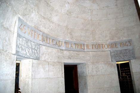 Sacrario dei caduti militari a Trilj, con dettagli architettonici e commemorazioni in memoria dei soldati.