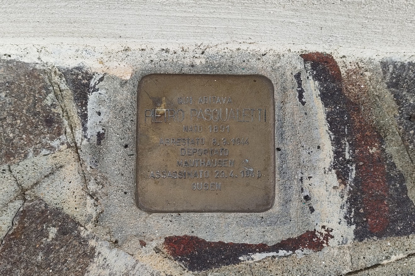 Pietra d'inciampo dedicata a Pasqualetti, commemorativa di eventi storici e persone significative.