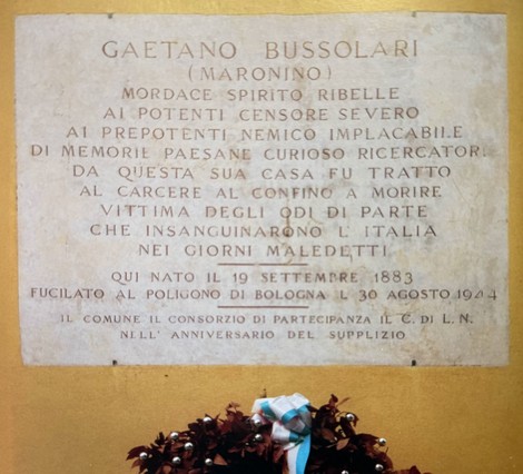 Lapide commemorativa dedicata a Gaetano Bussolari, con testo che ne celebra la vita e il sacrificio.
