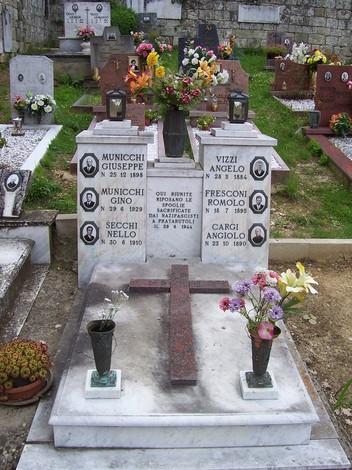 Sepolcro dei Caduti civili di Pratarutoli, con tombe decorate e fiori commemorativi.
