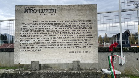 Monumento a Luperi: omaggio a un eroe partigiano con rinomata medaglia d'oro, simbolo di coraggio e sacrificio.