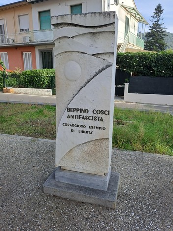Monumento a Beppino Cosci, antifascista e simbolo di coraggio e libertà, in un ambiente urbano.