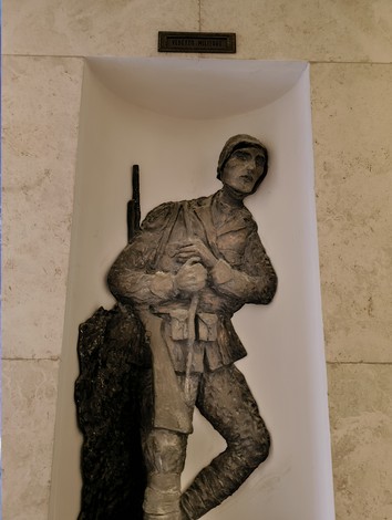 Scultura in ricordo dei martiri di Marzabotto, simbolo di sacrificio e memoria storica.