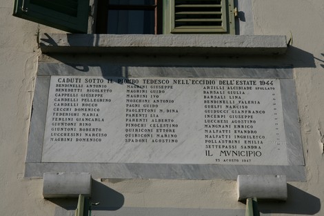 Lapide commemorativa dedicata ai caduti civili nell'eccidio del 1944, situata presso il municipio.