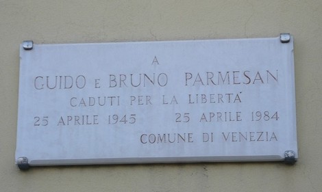 Lapide commemorativa dedicata ai fratelli Parmesan, caduti per la libertà nel 1945, a Venezia.