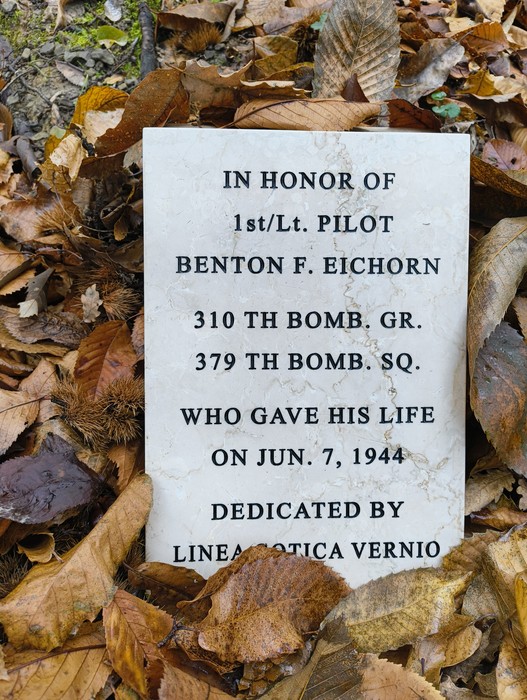Monumento dedicato all'equipaggio del B25J, in memoria del 1° Luogotenente pilota Benton F. Eichorn.