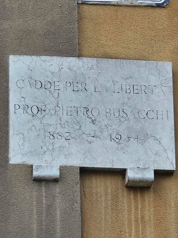 Lapide commemorativa dedicata a Pietro Busacchi, simbolo di libertà, datata 1882-1944.