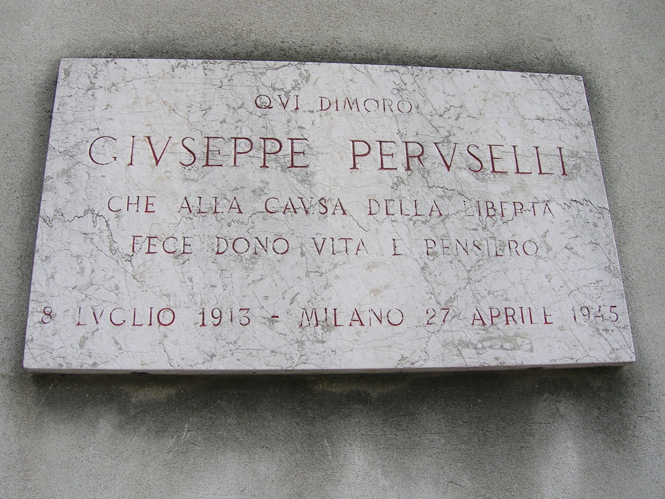 Lapide commemorativa di Giuseppe Peruselli, dedicata al suo sacrificio per la libertà e il pensiero.