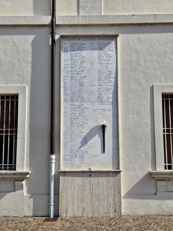 Lapide commemorativa che ricorda i caduti in guerra dal 1940 al 1945, con nomi incisi sulla superficie.
