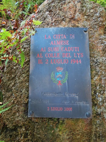 Targa commemorativa dedicata ai caduti di Almese nel Colle del Lys, risalente al 2 luglio 1944.