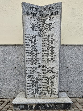 Monumento ai Caduti di Ponteterra, dedicato ai soldati e ai dispersi, con iscrizioni commemorative su granito.