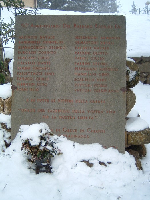 Monumento della Panca, dedicato alle vittime della guerra, immerso nella neve e circondato dalla natura.