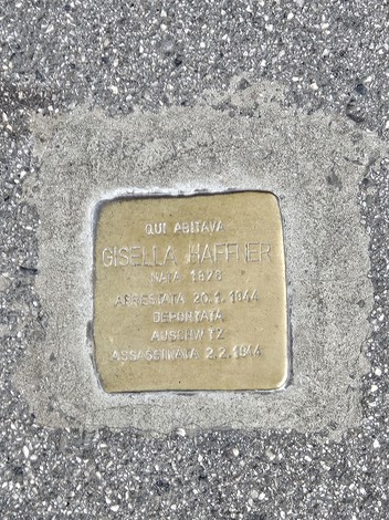 Pietra d'inciampo dedicata a Gisella Haffner, con dettagli sulla sua vita e persecuzione.