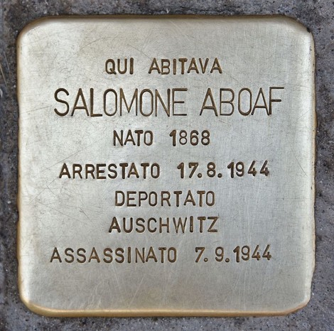 Pietre d'inciampo dedicate alle sorelle Clerle, a Grassini e a Salomone Aboaf, commemorando le vittime della Shoah.