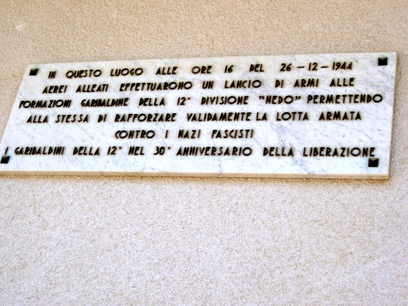 Lapide commemorativa dell'aviolancio avvenuto nel 1944, per onorare le forze armate e la resistenza contro i nazifascisti.