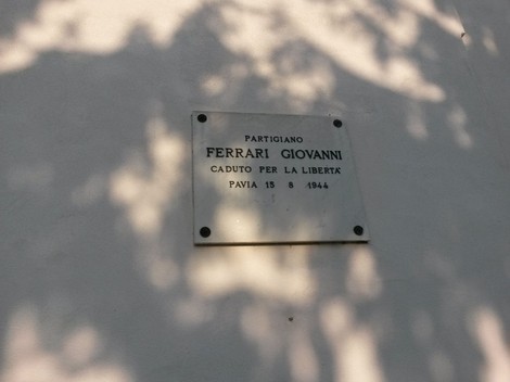 Lapide commemorativa in onore di Giovanni Ferrari, partigiano caduto per la libertà a Pavia nel 1944.