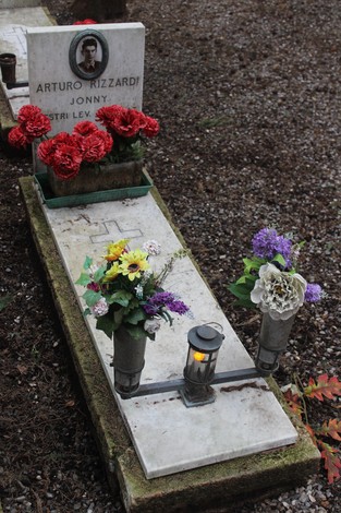 Tombe fiorite in memoria dei caduti per la Libertà, con decorazioni e lumini commemorativi.