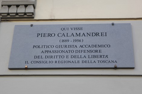 Lapide commemorativa dedicata a Piero Calamandrei, importante giurista e politico italiano.