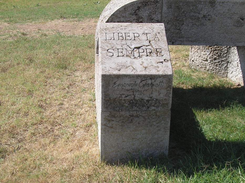 Monumento alla Resistenza, simbolo di libertà e commemorazione dei valori della resistenza italiana.