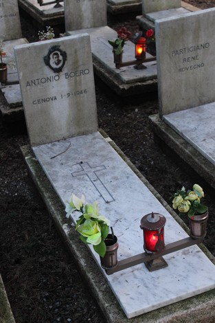 Tombe perpetue decorate con fiori e candele per rendere omaggio ai caduti per la Libertà.